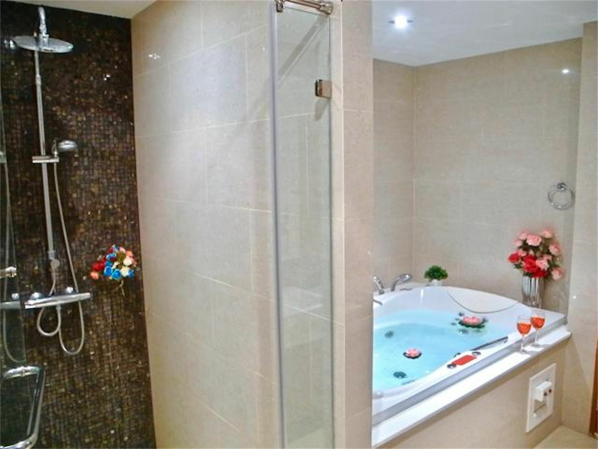 The Privilege Residence : 1 Bedroom Apartment In Patong Exterior photo