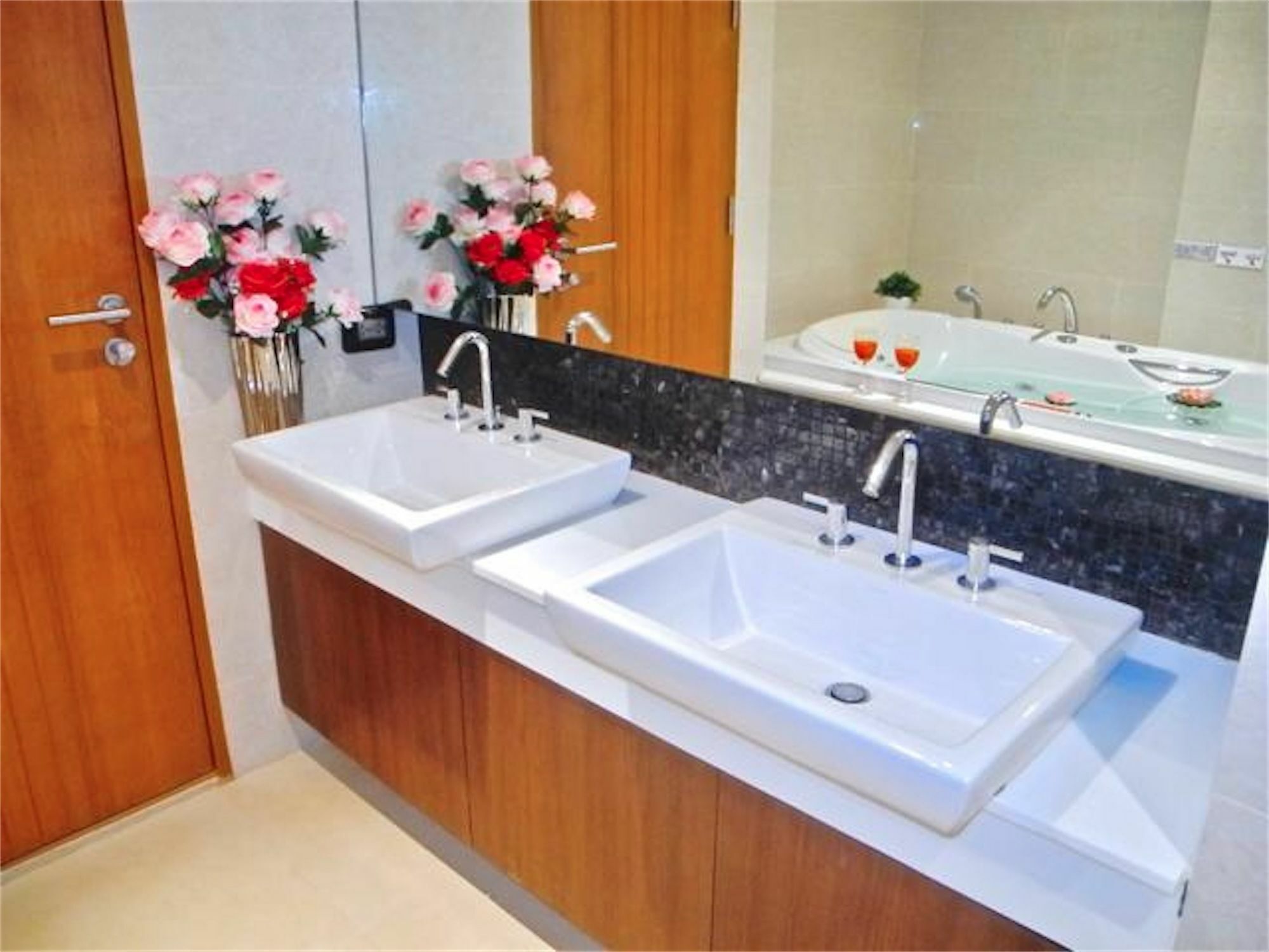 The Privilege Residence : 1 Bedroom Apartment In Patong Exterior photo
